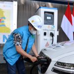 Mobil listrik sedang diisi daya di stasiun pengisian di Indonesia